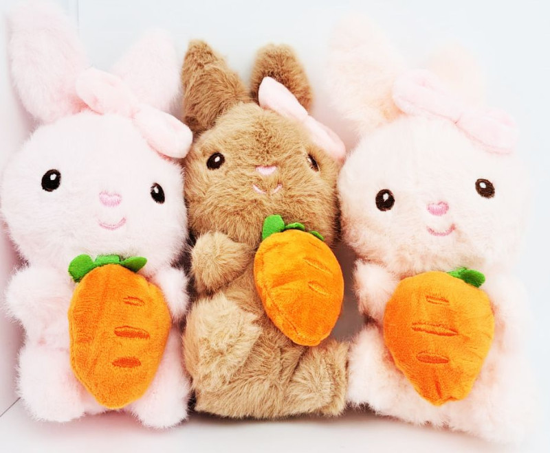 Мягкий брелок Зайка с морковкой 17 см., в ассортименте 12 штук в пакете 17х8х6 см 17050